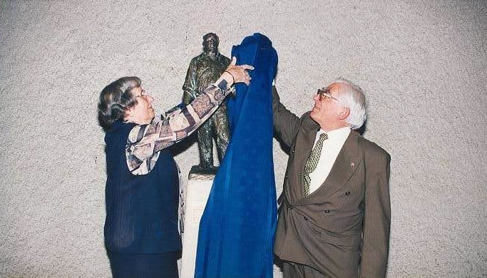 ראש עיריית אמסטרדם לשעבר, וים פולק ורעייתו יוהנה, חשפו את דגם הפסל 