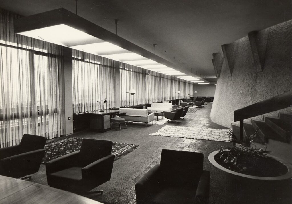 Upper lobby of the Van Leer building, 1967 Photo: David Rubinger, Yedioth Ahronoth