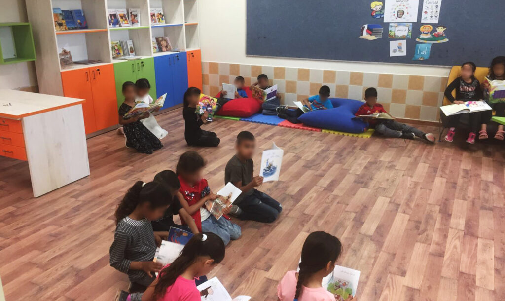 أطفال يقرأون الكتب في روضة في قرية حورة