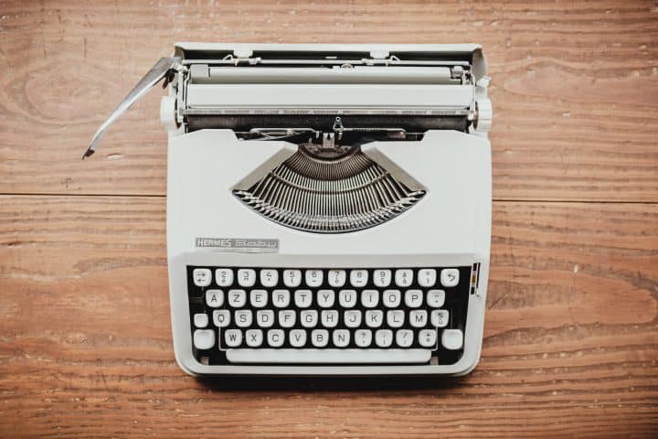 כתיבה מסאית - מכונת כתיבה