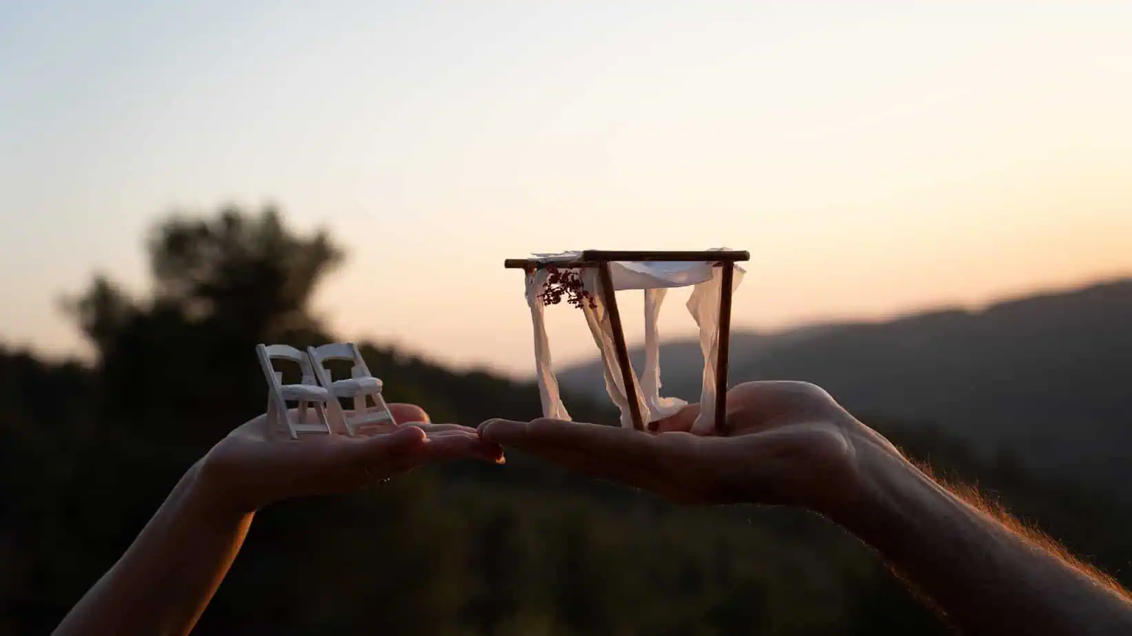 דגם של עיצוב מיני של מכון ון ליר בירושלים מונח על כף יד.