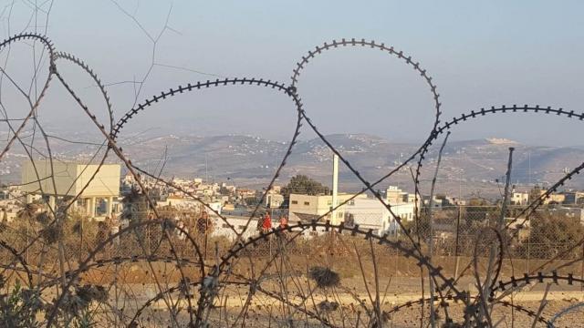 חוט תיל ומאחוריו כפר פלסטיני. צילום: נדיה אייזנר