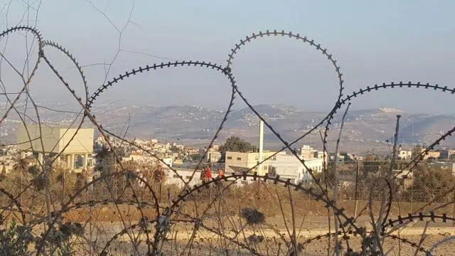 חוט תיל ומאחוריו כפר פלסטיני. צילום: נדיה אייזנר